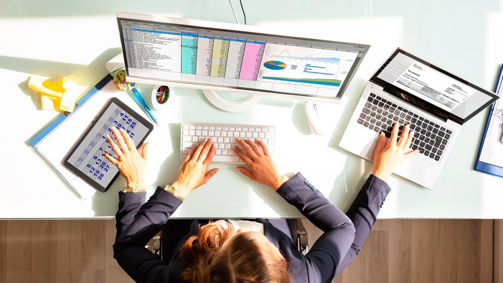 Mulher se desdobra para fazer uma gestão de vendas