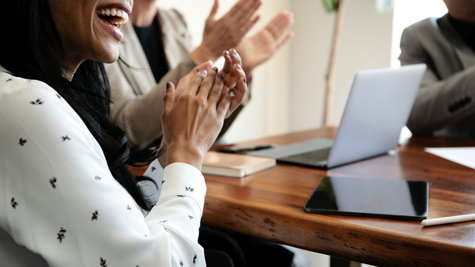 Descubra agora como você pode se preparar para motivar sua equipe de corretores a vender mais no mercado imobiliário.